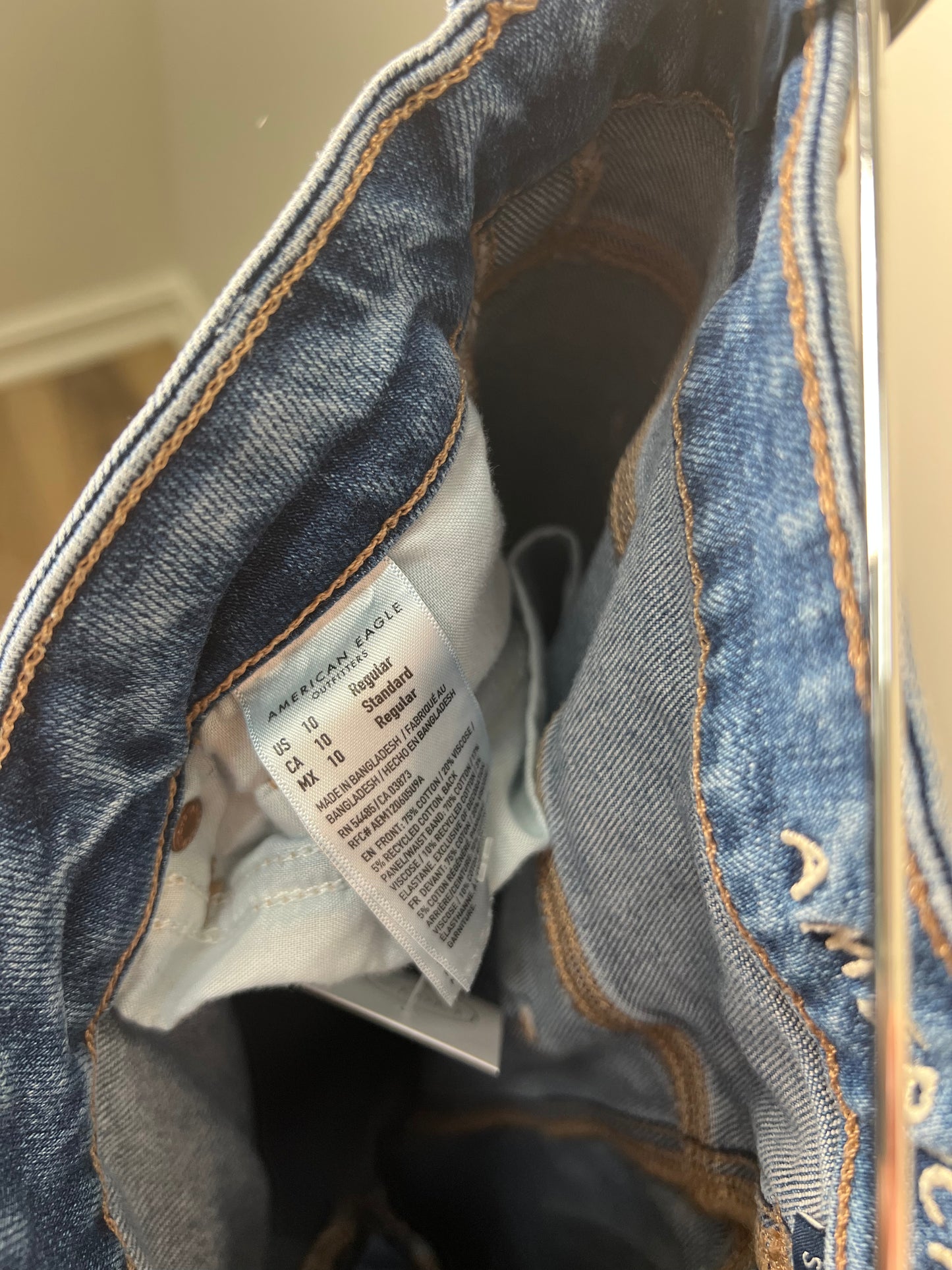 M American Eagle Mom Jeans