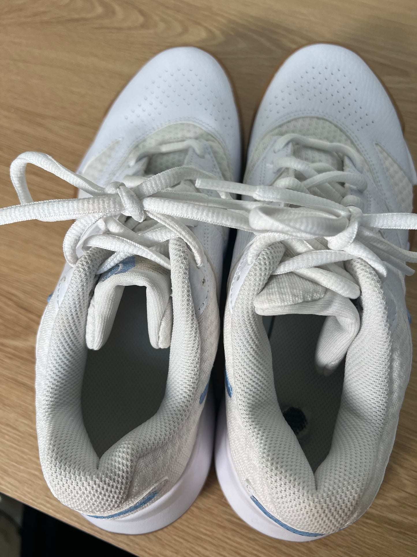7.5 Nike Sneakers