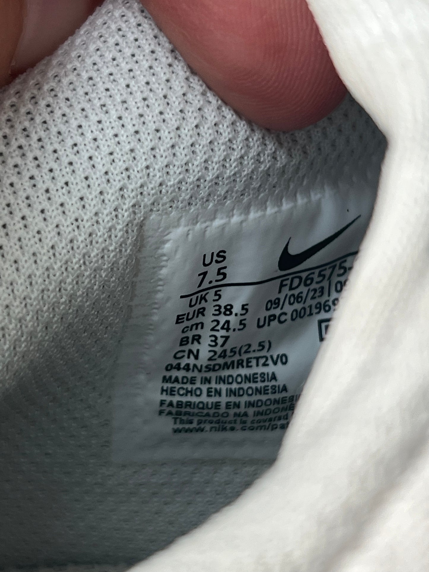 7.5 Nike Sneakers